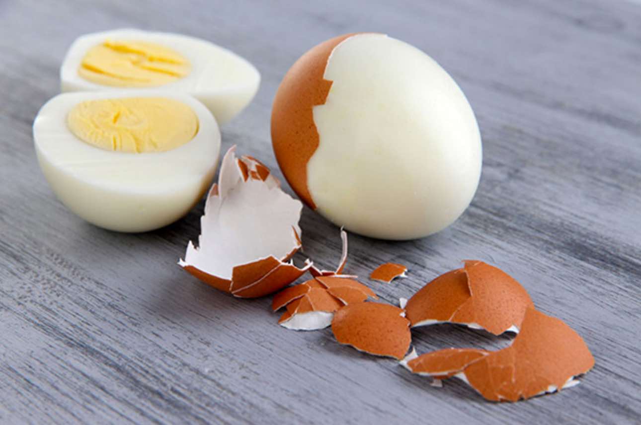 Dùng trứng gà loại bỏ quầng thâm mắt